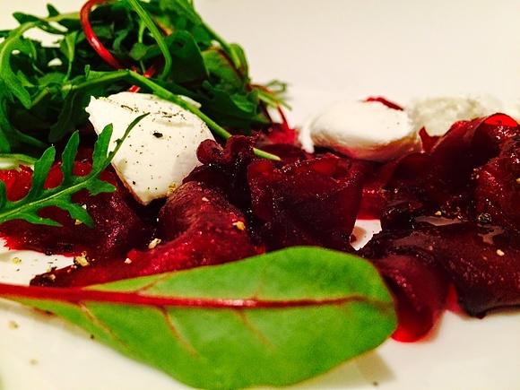 Wegetariańskie carpaccio z buraków i botwinki