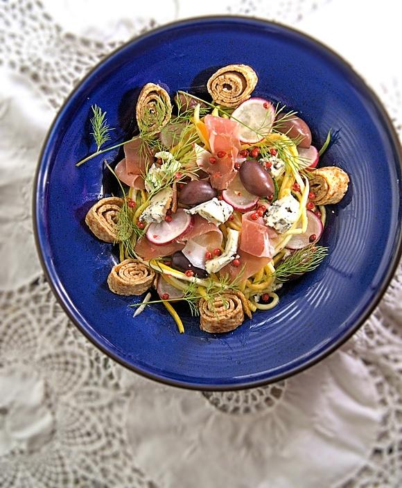 Marynowana cukinia z Prosciutto i serem pleśniowym