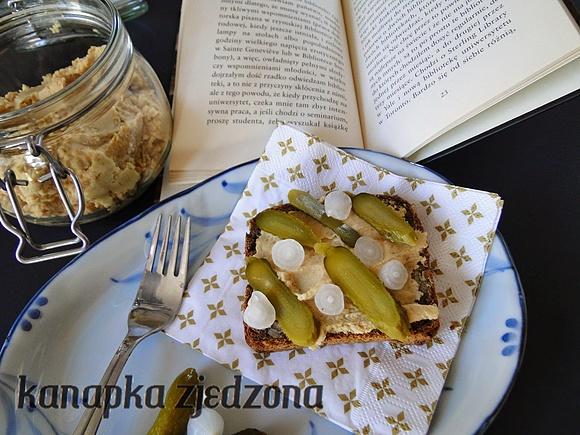Humus z marynowanymi warzywami