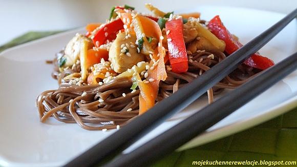Makaron soba z kurczakiem i warzywami – szybki obiad orientalny