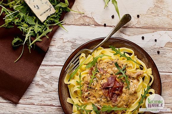 Makaron z suszonymi pomidorami i prosciutto w sosie serowo-śmietanowym