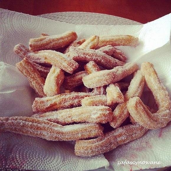Tradycyjne churros z hiszpańską czekoladą