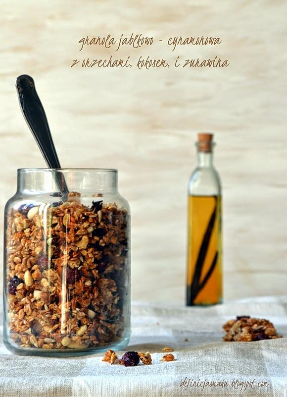Granola jabłkowo-cynamonowa z orzechami i żurawiną