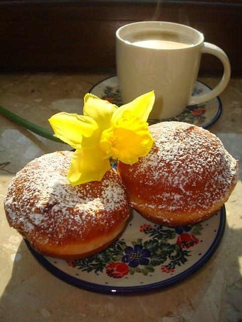 Pączki na piątkowe przedpołudnie - przepis na domowe pączki