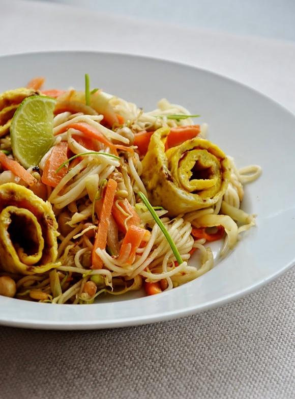 Smażony makaron z omletem i sosem chili
