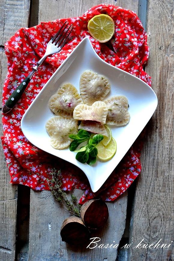 Pierogi z pieczonym burakiem fetą tymiankiem i sokiem z limonki
