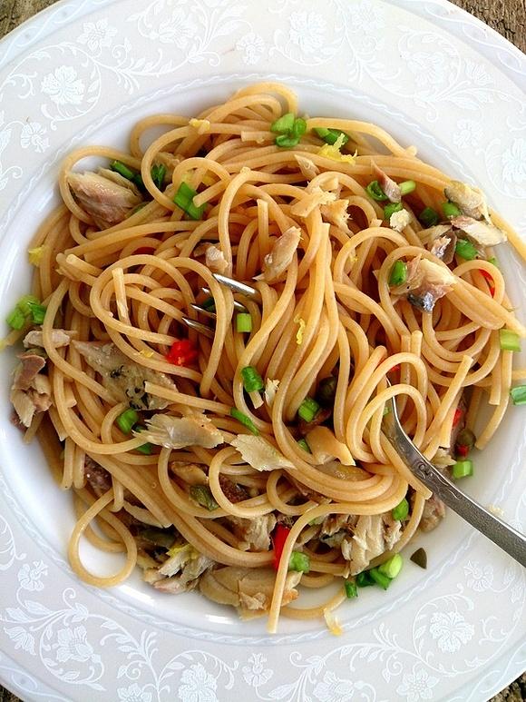 Spaghetti z rybą z puszki i kaparami
