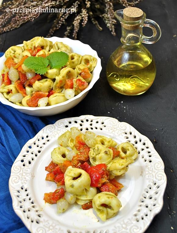 Sałatka z tortellini i pieczoną papryką