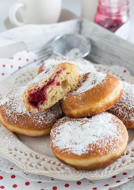 Pączki z mascarpone nadziewane konfiturą wiśniową lub toffi
