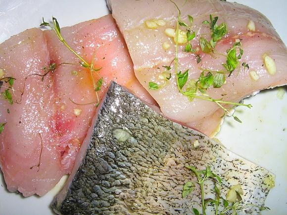 Pieczona tołpyga z czatnejem paprykowym i sałatką ze smażonych boczniaków