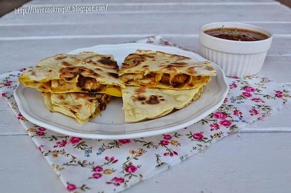 Quesadilla z kurczakiem i pieczarkami