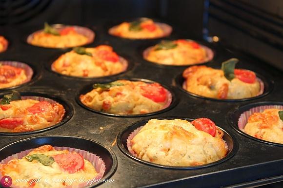 Muffinki pizzowe wytrawne - szybka przekąska na ciepło