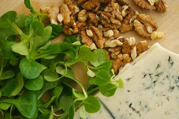 Sałatka z serem gorgonzola i orzechami włoskimi