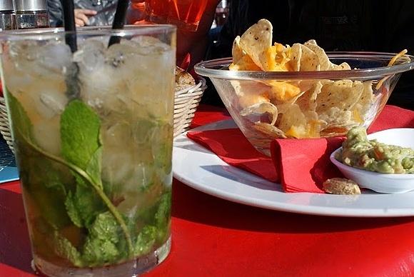 Guacamole z ciepłymi nachosami i serem
