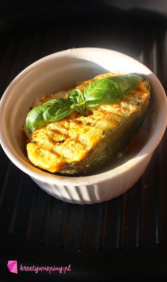 Grillowane avocado zapiekane z jajkiem czarnuszką i lubczykiem