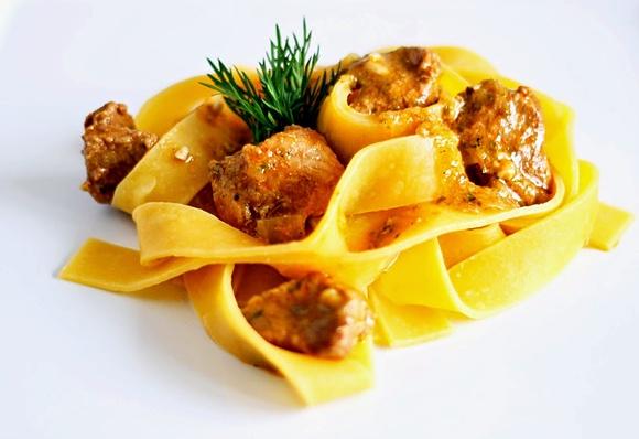 Pappardelle z mięsem i bazylią