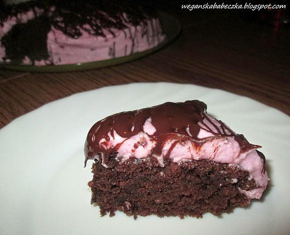 Tort brownie z kremem malinowym