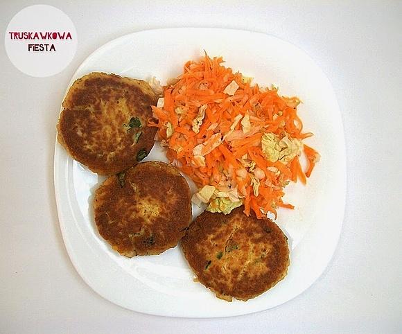 Kotlety z tofu i czerwonej soczewicy z surówką