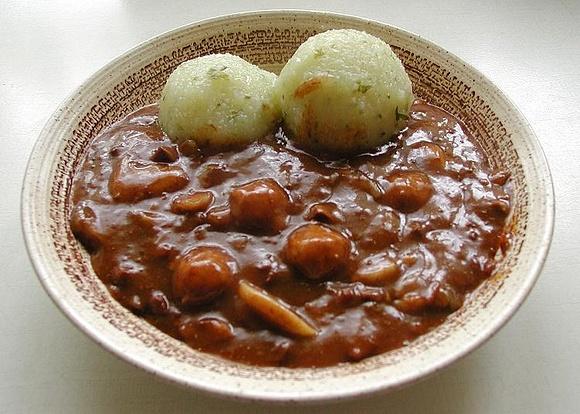 Gulasz wołowy z grzybową nutą w multicookerze Redmond m90