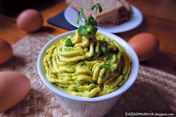Pasta z kaszy jaglanej jajek i szczypioru
