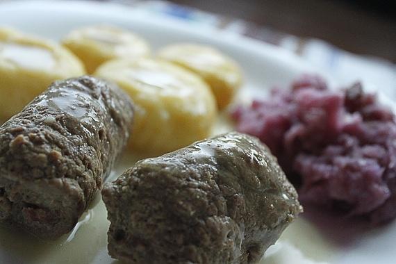 Śląskie rolady wołowe z kluskami i modrą kapustą