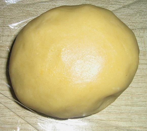 Czekoladowa tarta z bananami i orzechową posypką
