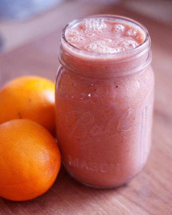Różowe smoothie z granatem i pomarańczą
