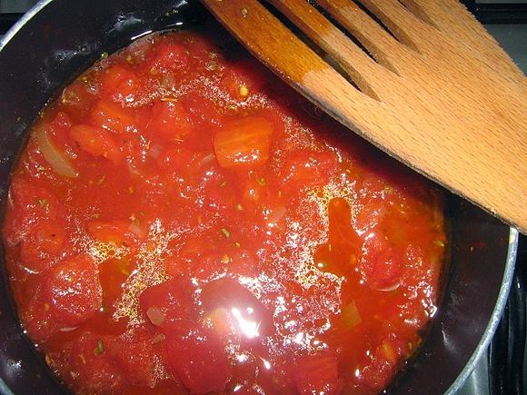 Makaron penne zapiekany z kurczakiem i pomidorami pod mozzarellą