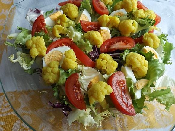 Sałata z konserwowym kalafiorem w curry