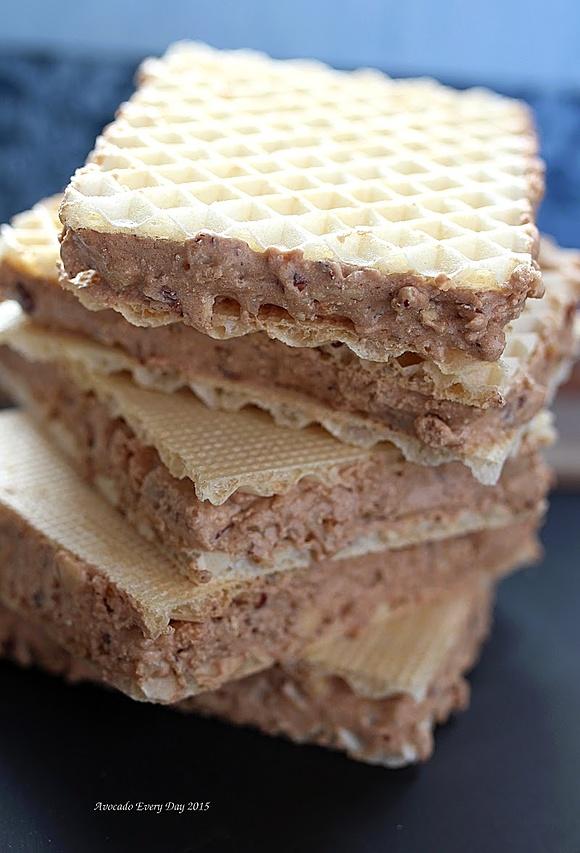 Wafle orzechowe z czekoladą i śmietanką