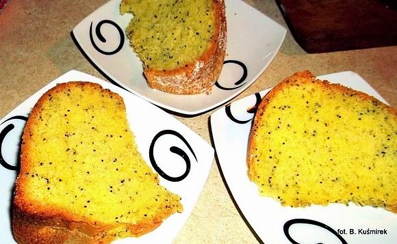 Piegowata babka z makiem i masłem