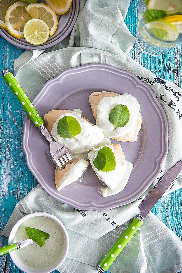 Pierogi z serem i sosem miętowym