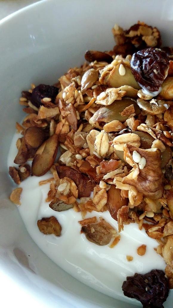 Prosta domowa granola orzechowo-owsiana