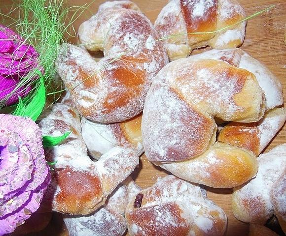 Rogaliki drożdżowe z różą