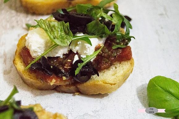Bruschetta z pomidorami, fetą i oliwkami