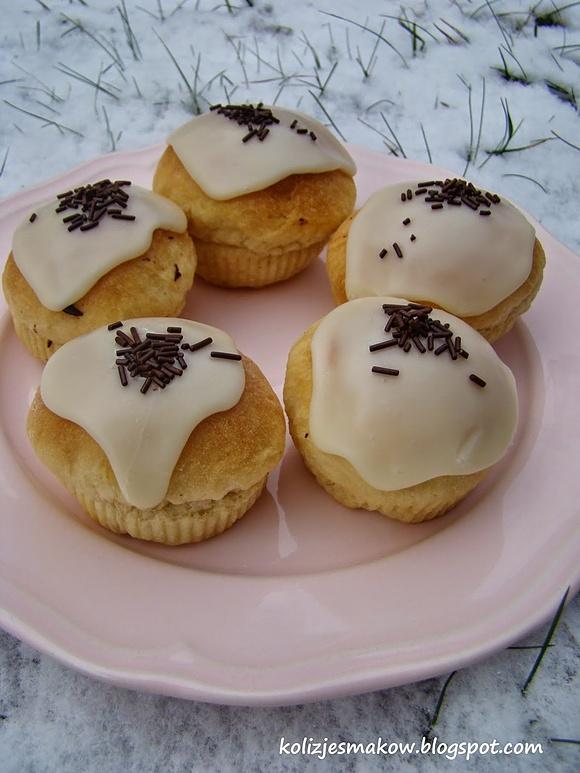 Pączki pieczone z ciemną czekoladą i polewą z białej czekolady