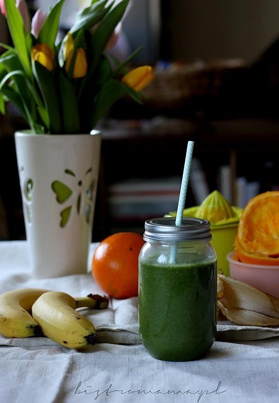 Szpinak i owoce w koktajlu smoothie