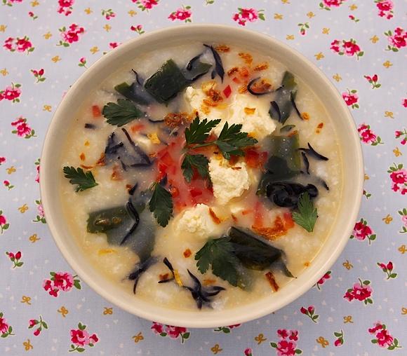 Congee z tofu, miso i glonami
