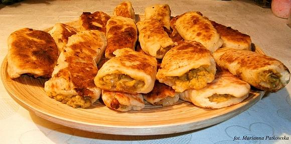 Naanowe krokiety faszerowane soczewicą z czosnkowymi piklami