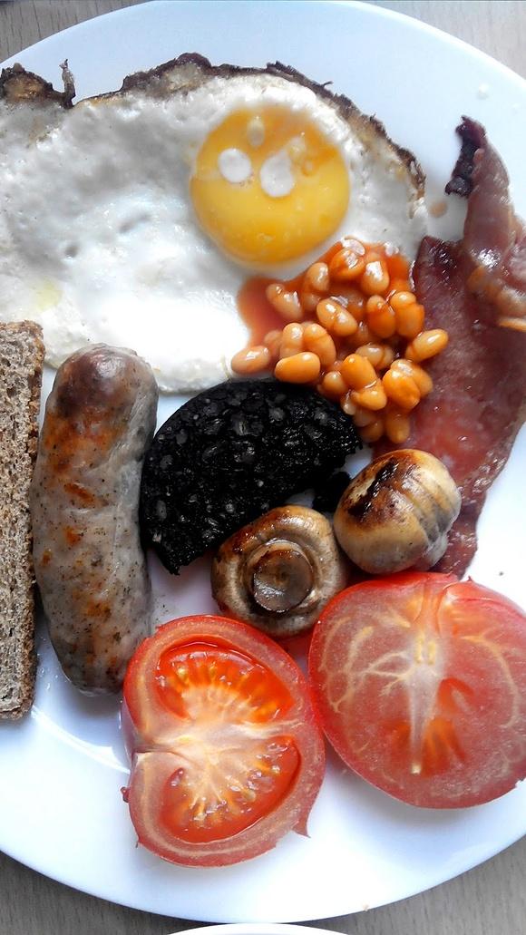Full english breakfast - tradycyjne angielskie śniadanie z bekonem i kiełbaskami