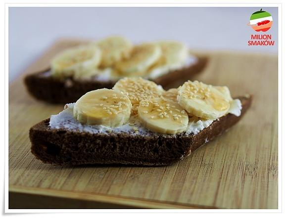 Sezamowa kanapka z bananem na śniadanie
