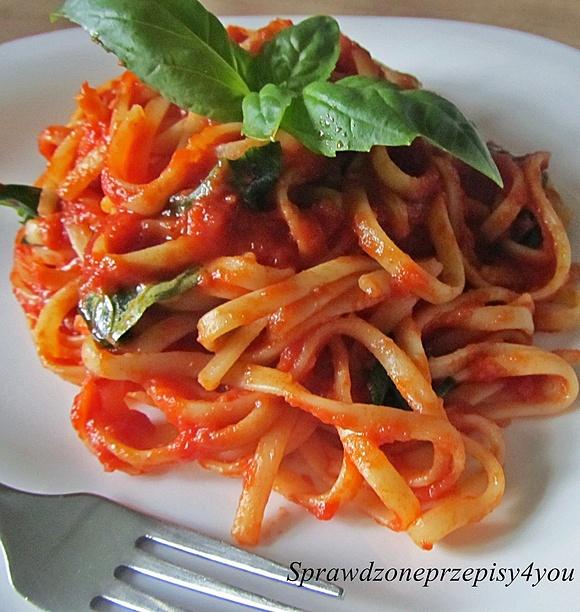 Spaghetti pomidorowe wegetariańskie bazyliowe