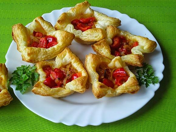 Francuskie miseczki z papryką i kapustą kiszoną