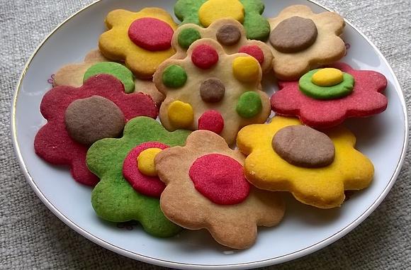 Kolorowe ciasteczka z marmoladą dla dzieci