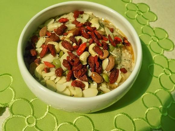 Owsianka na mleku sojowym z bananem, chia i daktylami