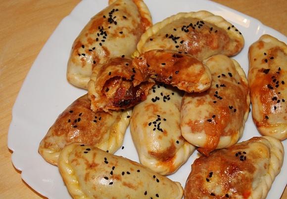 Domowe mini calzone z serem i warzywami