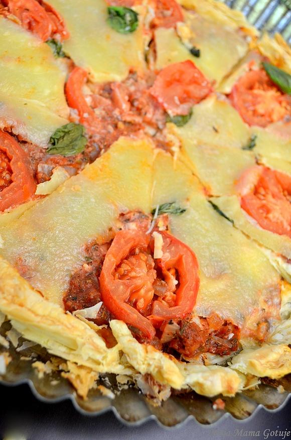 Tarta na cieście francuskim z sosem pomidorowym i mozzarellą