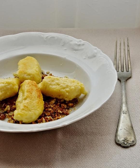 Pierogi leniwe z karmelizowanymi orzechami