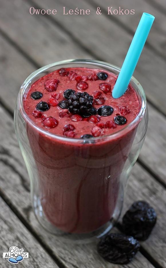 Berry coconut milk smoothie z owoców leśnych i mleka kokosowego