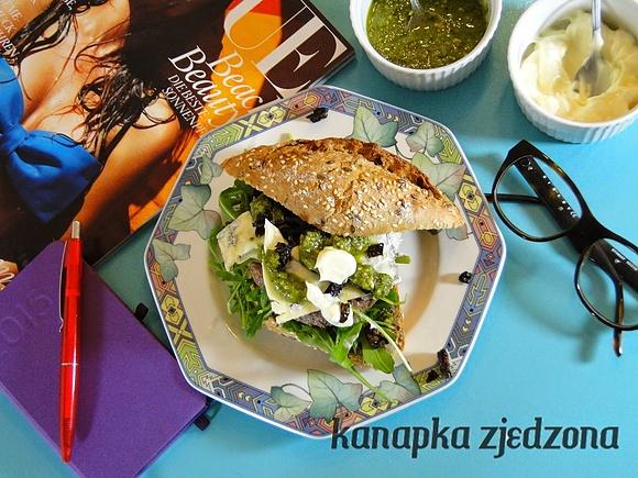 Burger z pesto i innymi składnikami